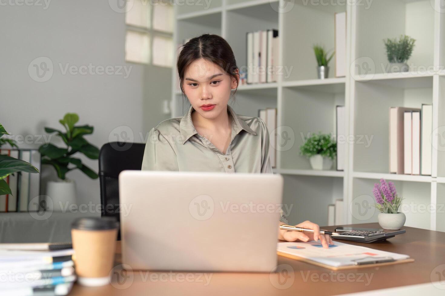 asiático negocio mujer utilizando ordenador portátil a análisis grafico financiero presupuesto reporte y planificación para futuro en oficina escritorio foto