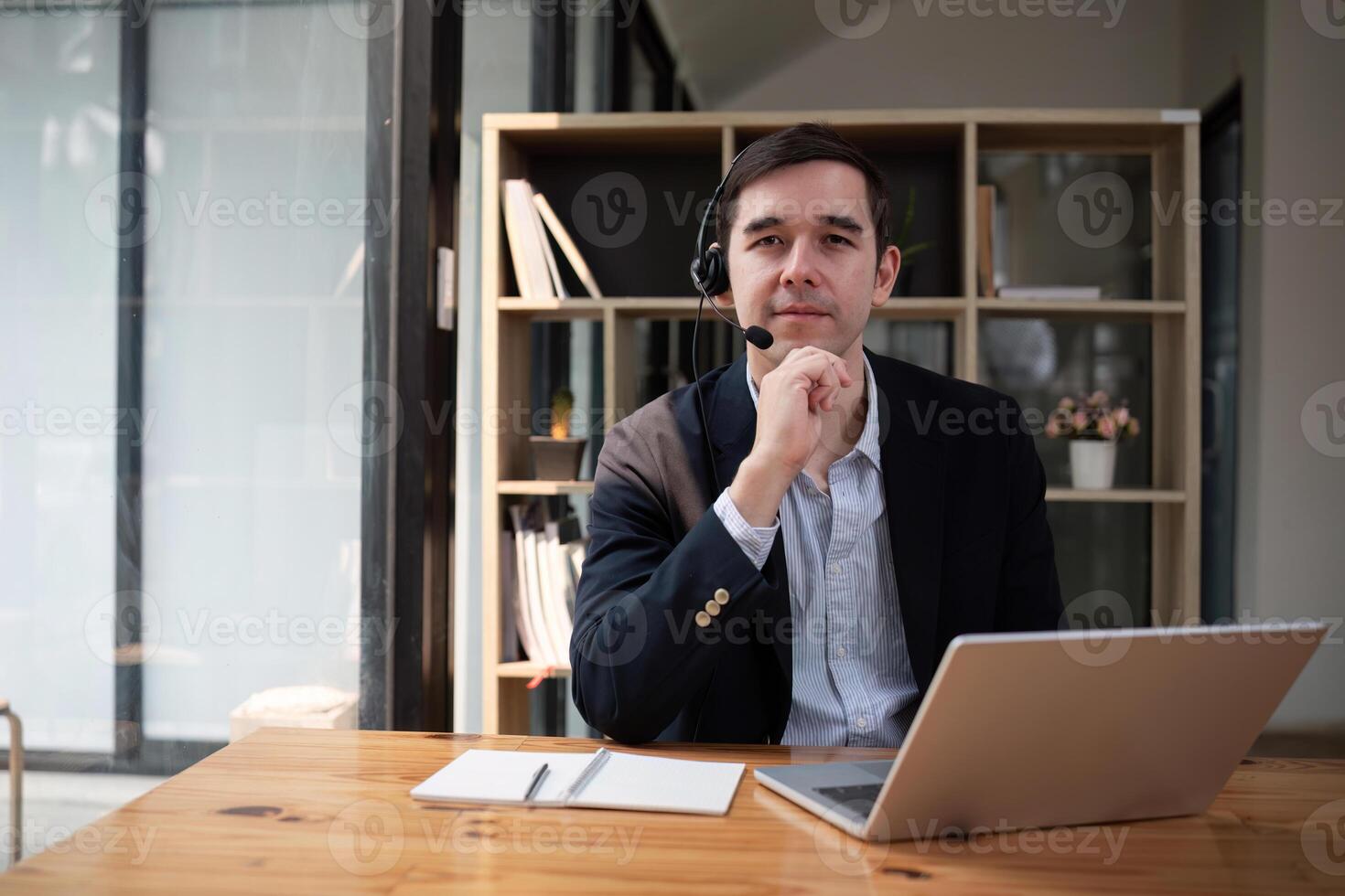 masculino cliente apoyo teléfono operador con auriculares trabajando en llamada centro. rebaja agente trabajando en oficina foto