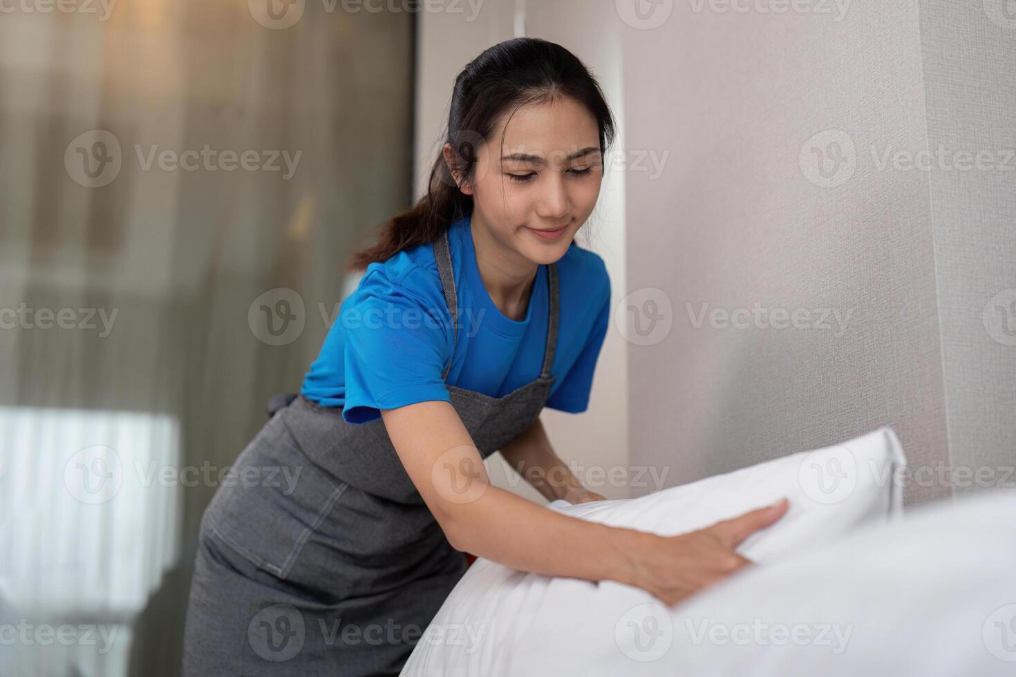 un mujer asiático personal limpieza servicio, herramienta y Cubeta para trabajar. un joven hembra limpiador con productos a limpiar un dormitorio foto