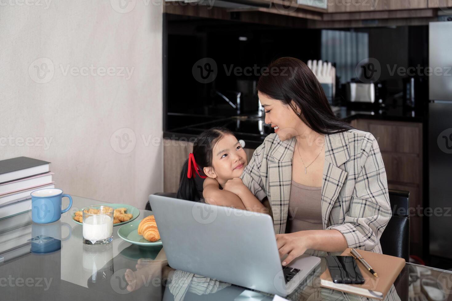 trabajando mamá trabajo desde hogar oficina. mujer de negocios y linda niño utilizando ordenador portátil trabajo persona de libre dedicación lugar de trabajo en hogar, estilo de vida familia momento foto