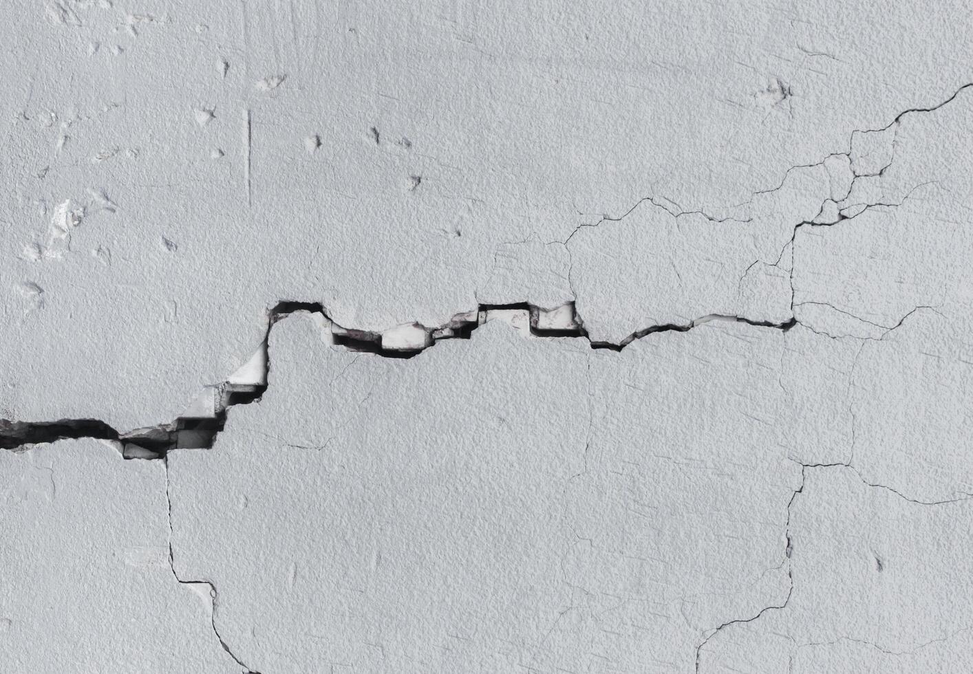 Wall with cracks photo