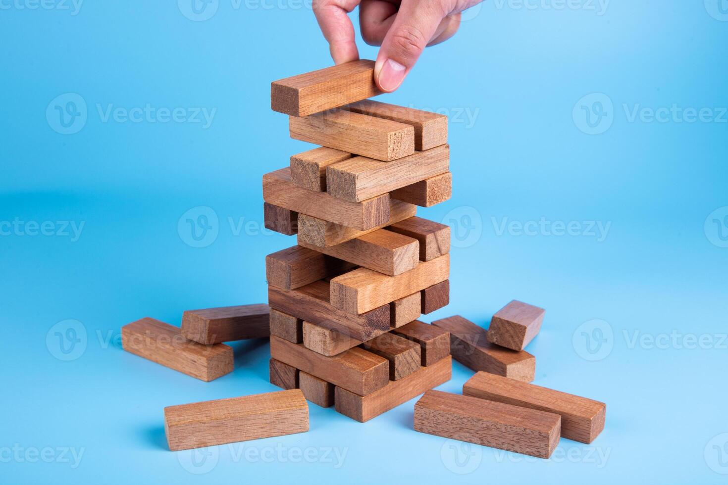 mano de hombre pilotaje arriba y apilado un de madera bloquear. plan y estrategia en negocio, riesgo a hacer negocio crecimiento concepto foto