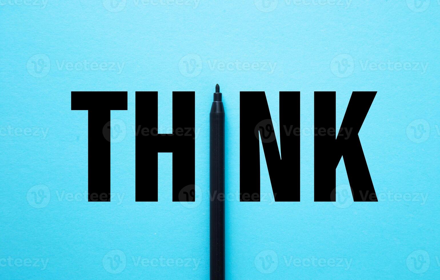 el palabra pensar con un sintió propina bolígrafo utilizar como letra i. foto