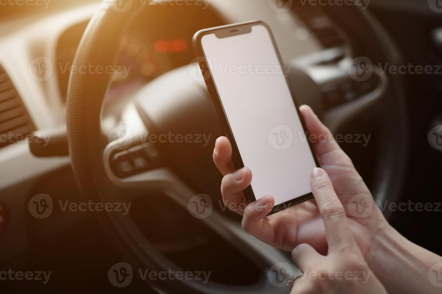 teléfono en auto, mano utilizando teléfono inteligente en coche foto