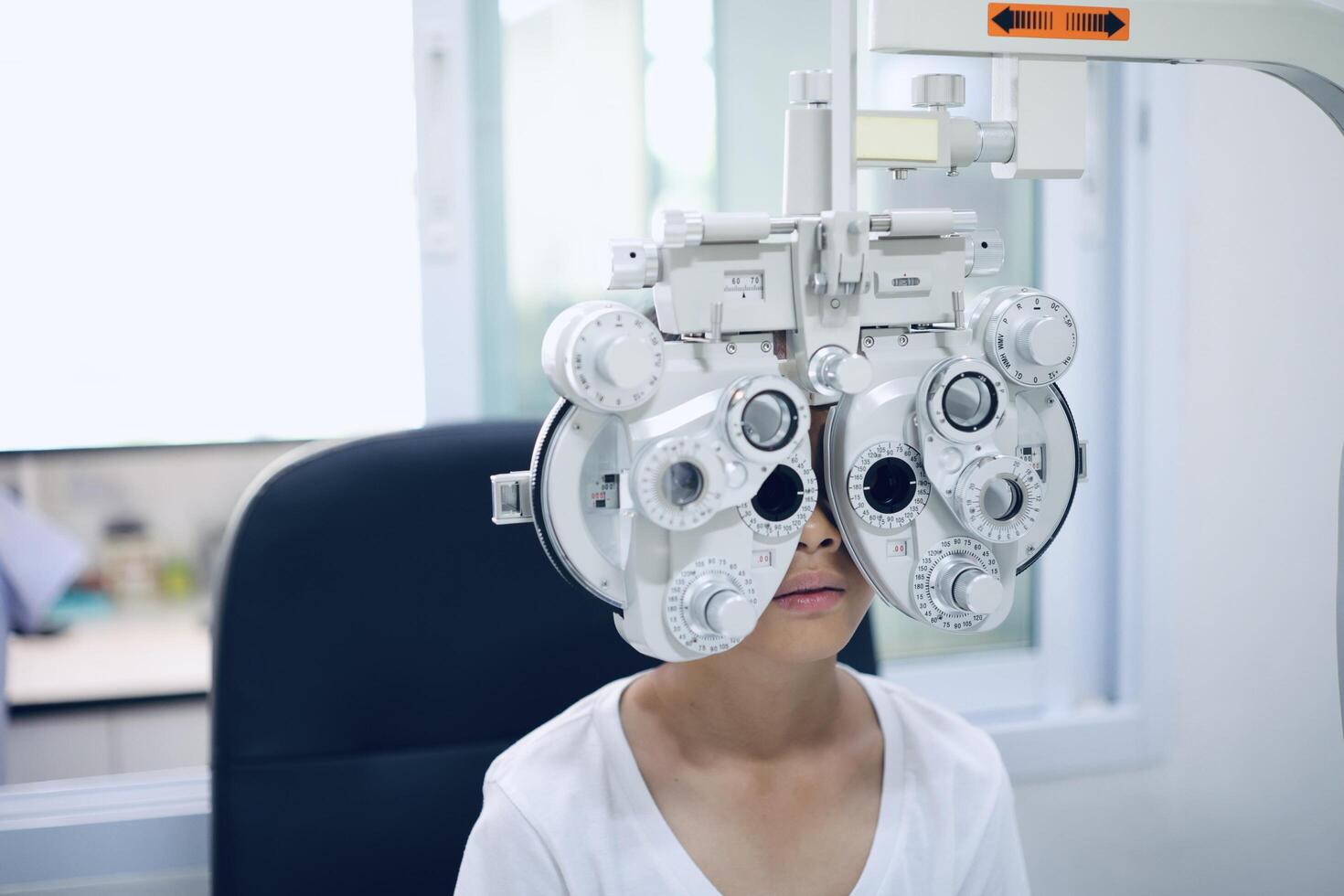 Kid eye test photo