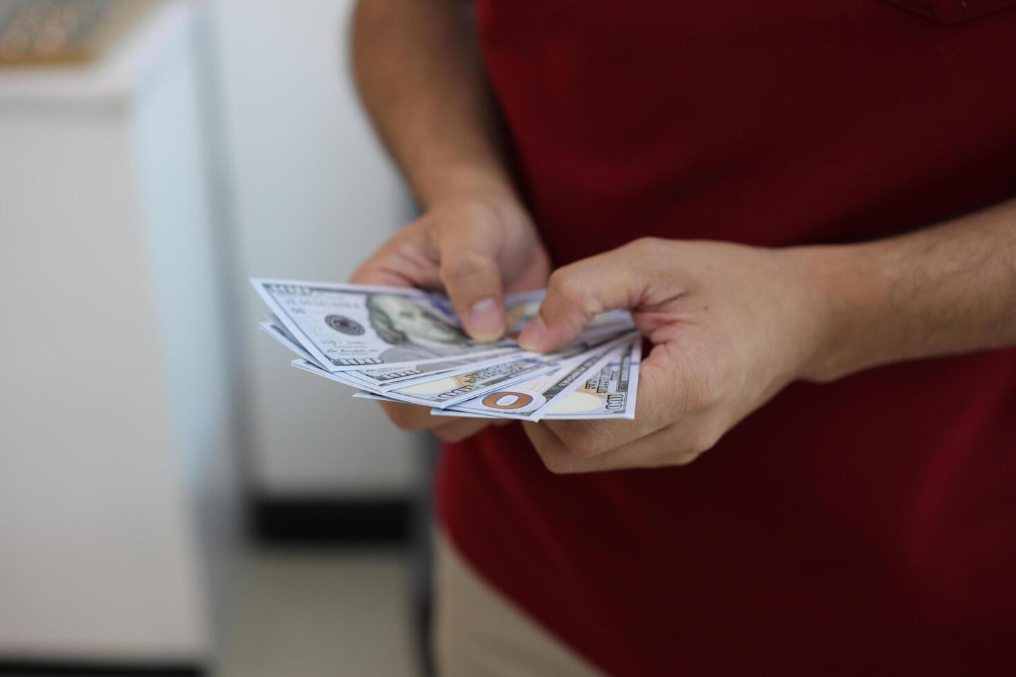 dinero dólar cuenta con mano foto