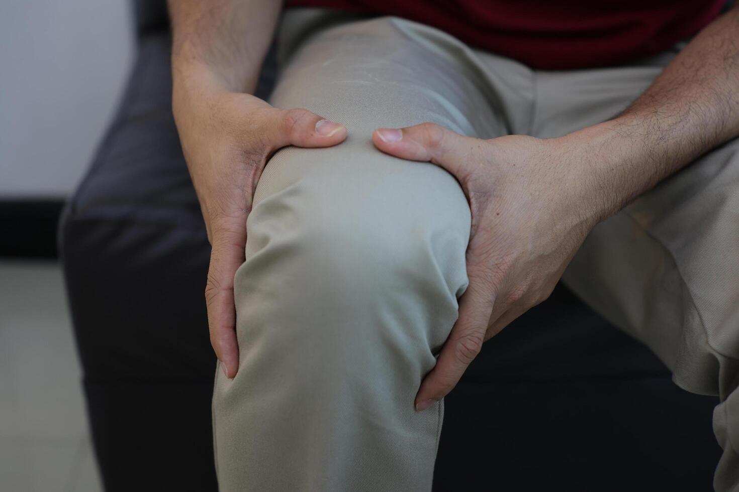 Knee massage to relieve pain, osteoarthritis, knee pain, knee inflammation photo