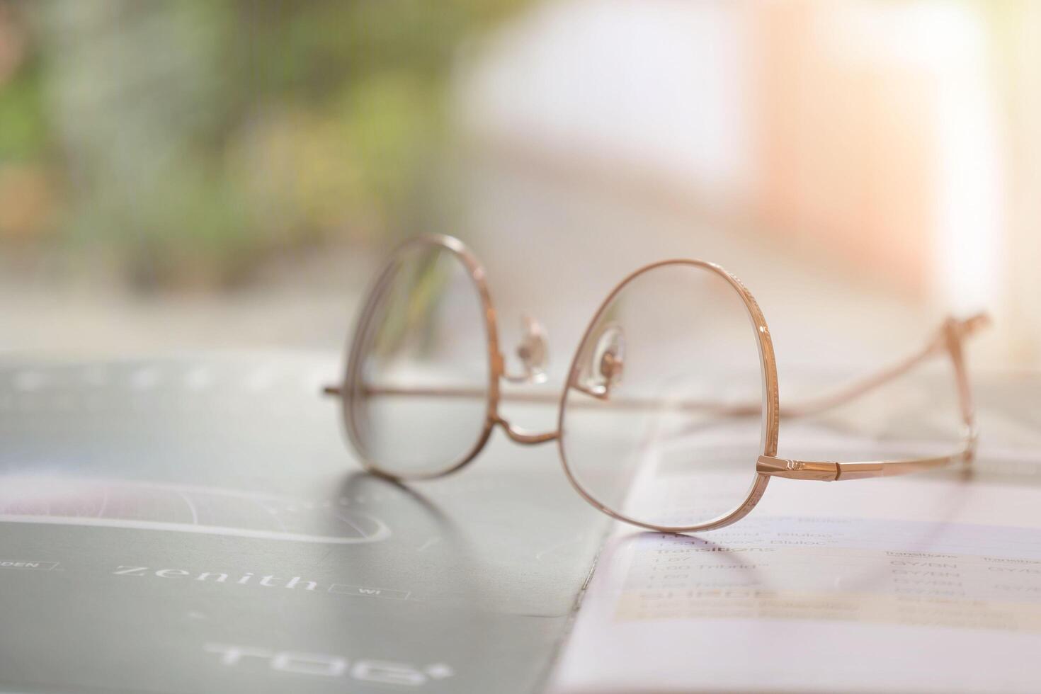 los anteojos en mesa, progresivo lentes, los anteojos para el anciano, lentes progresivo lente, lente progresivo lente, de cerca de lentes en lentes prueba, mirando mediante lentes foto