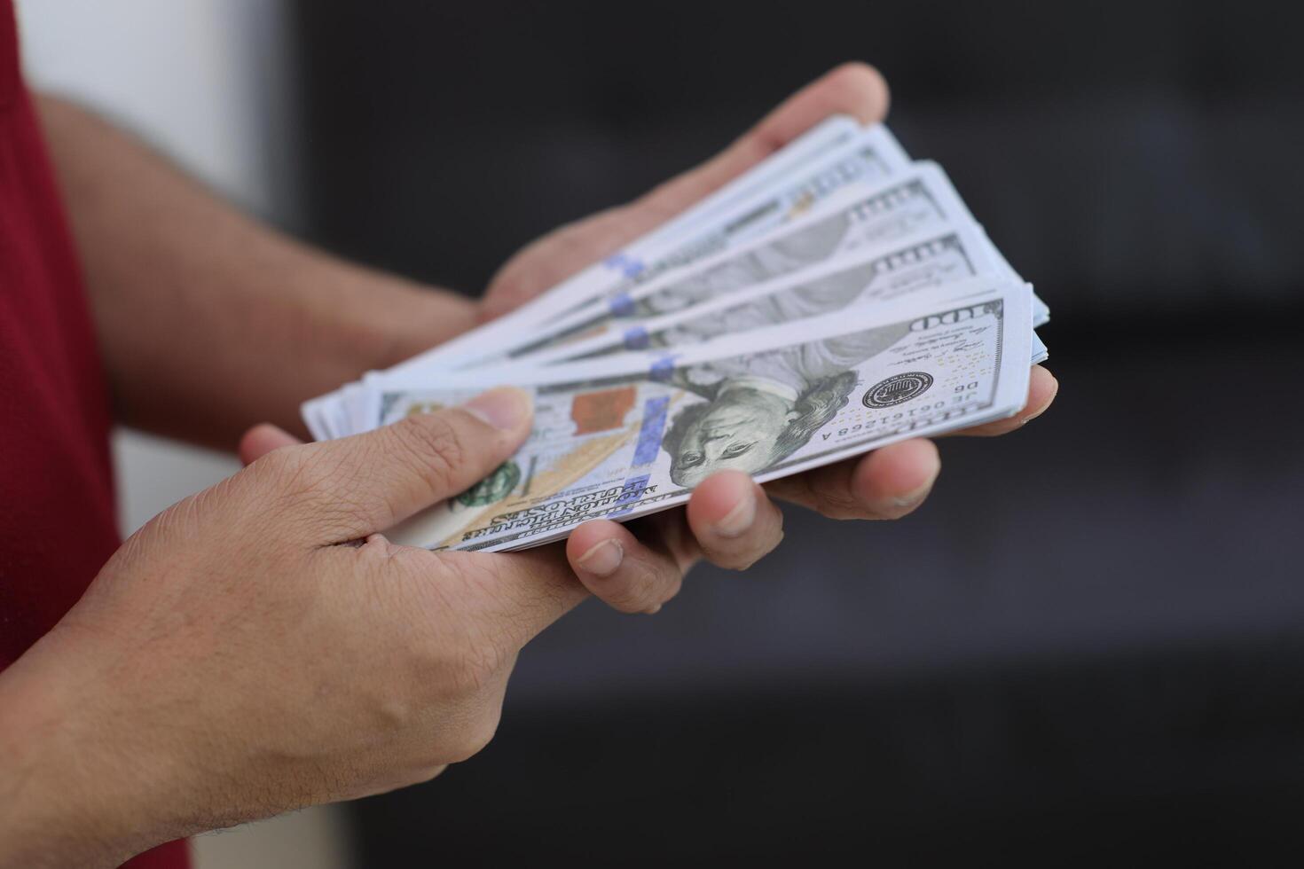 dinero dólar cuenta con mano foto