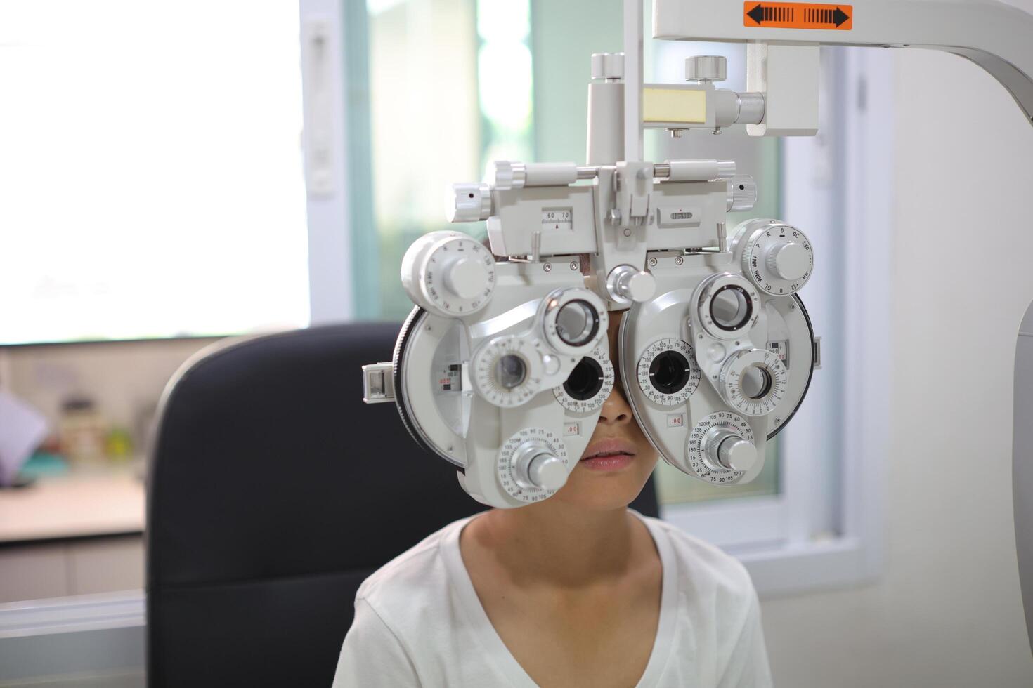 Kid eye test photo