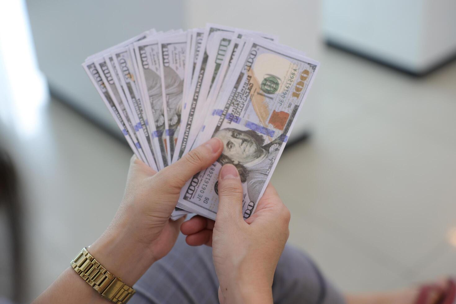 dinero dólar cuenta con mano foto