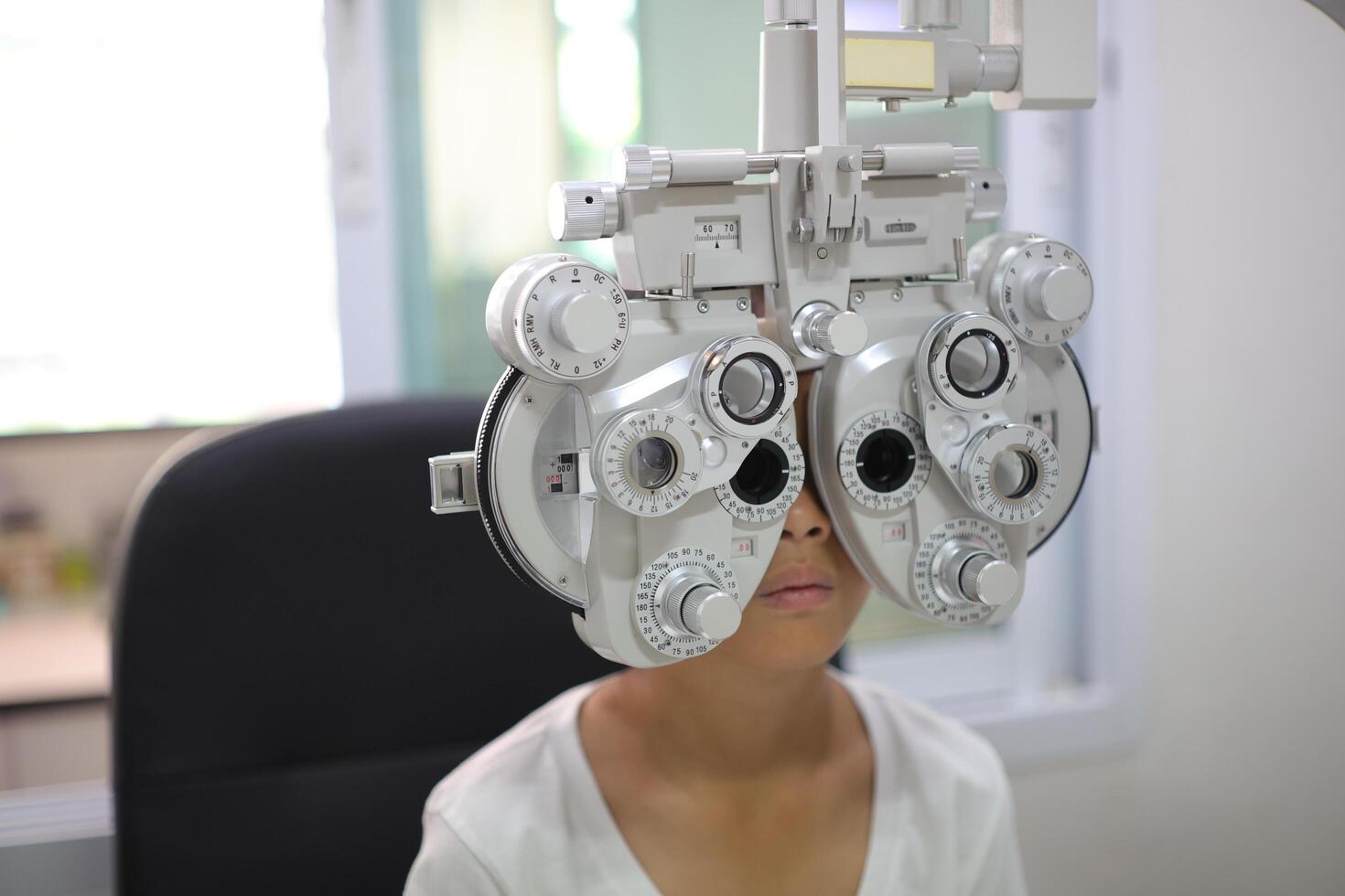 Kid eye test photo