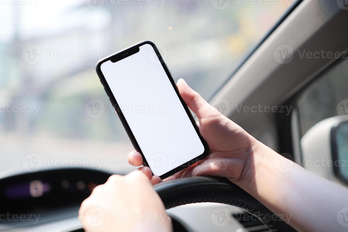 teléfono en auto, mano utilizando teléfono inteligente en coche foto