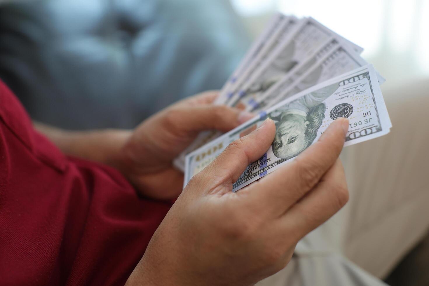 dinero dólar cuenta con mano foto