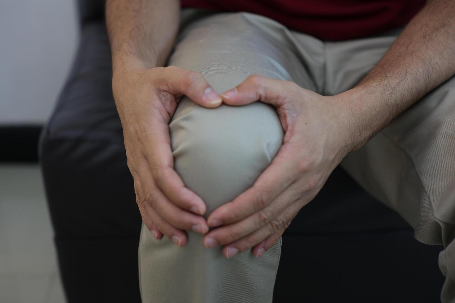 Knee massage to relieve pain, osteoarthritis, knee pain, knee inflammation photo