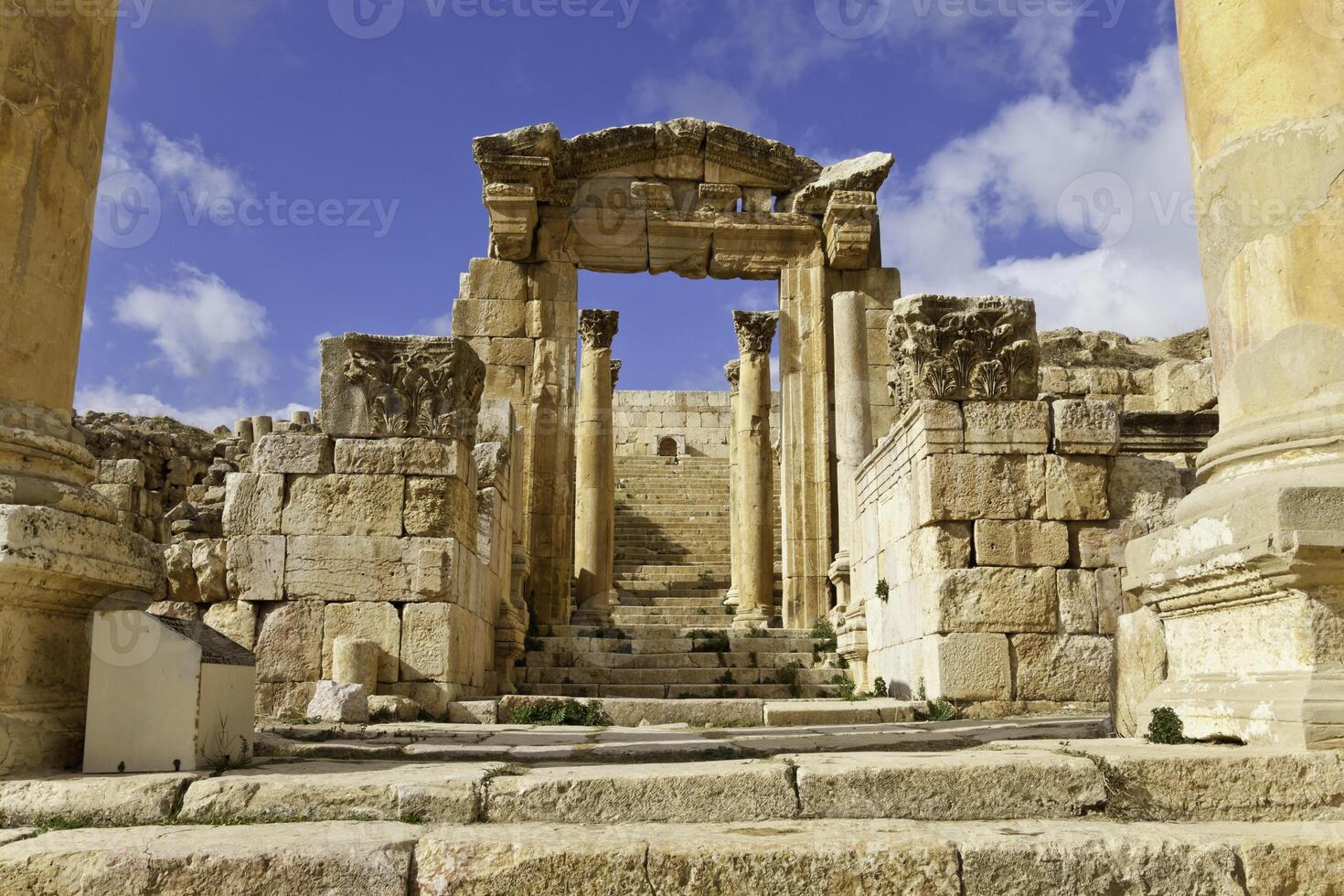 arruinado antiguo catedral en Jerash, Jordán. foto