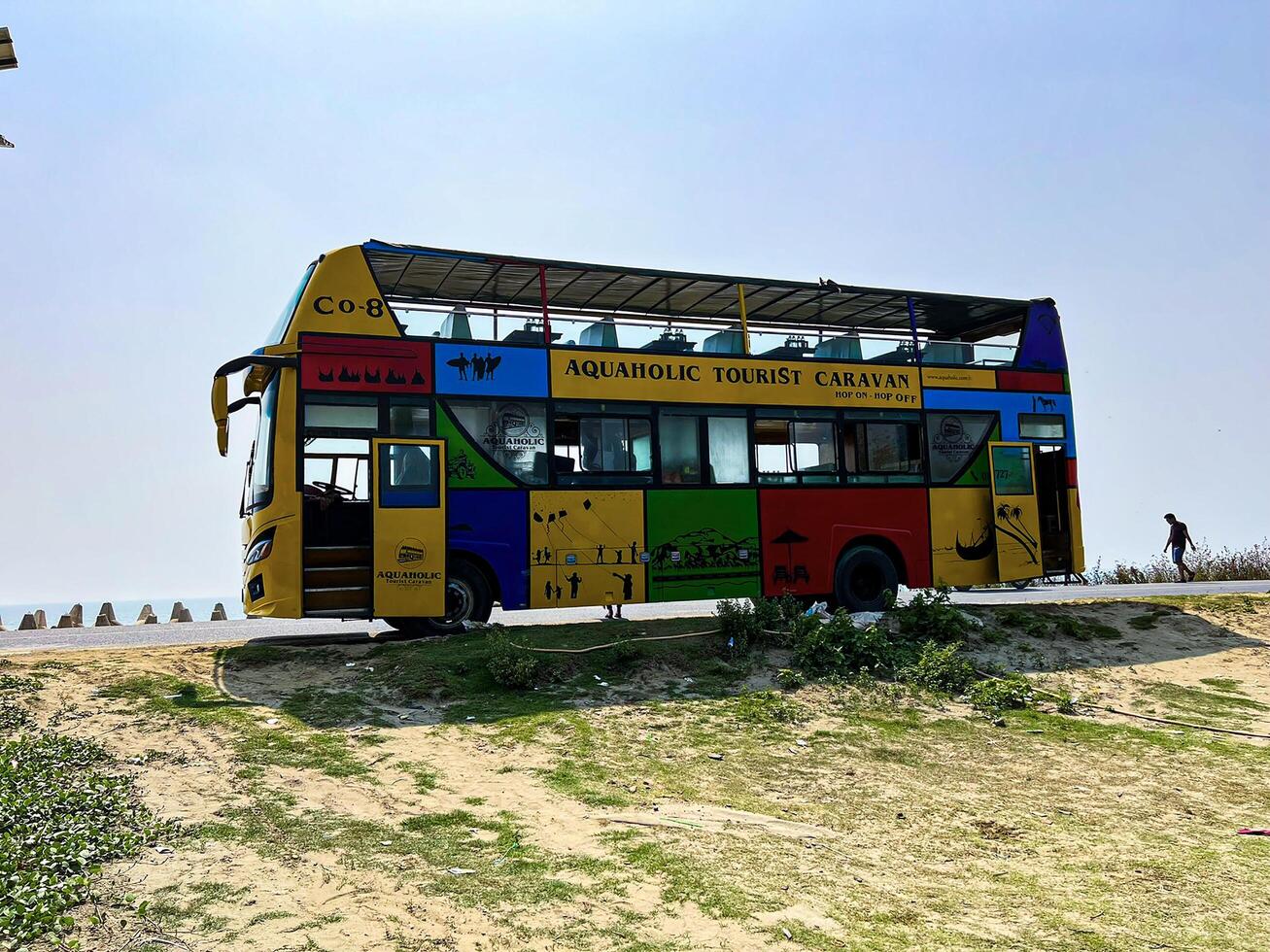 De dos pisos turista autobús a timonel bazar mar playa foto