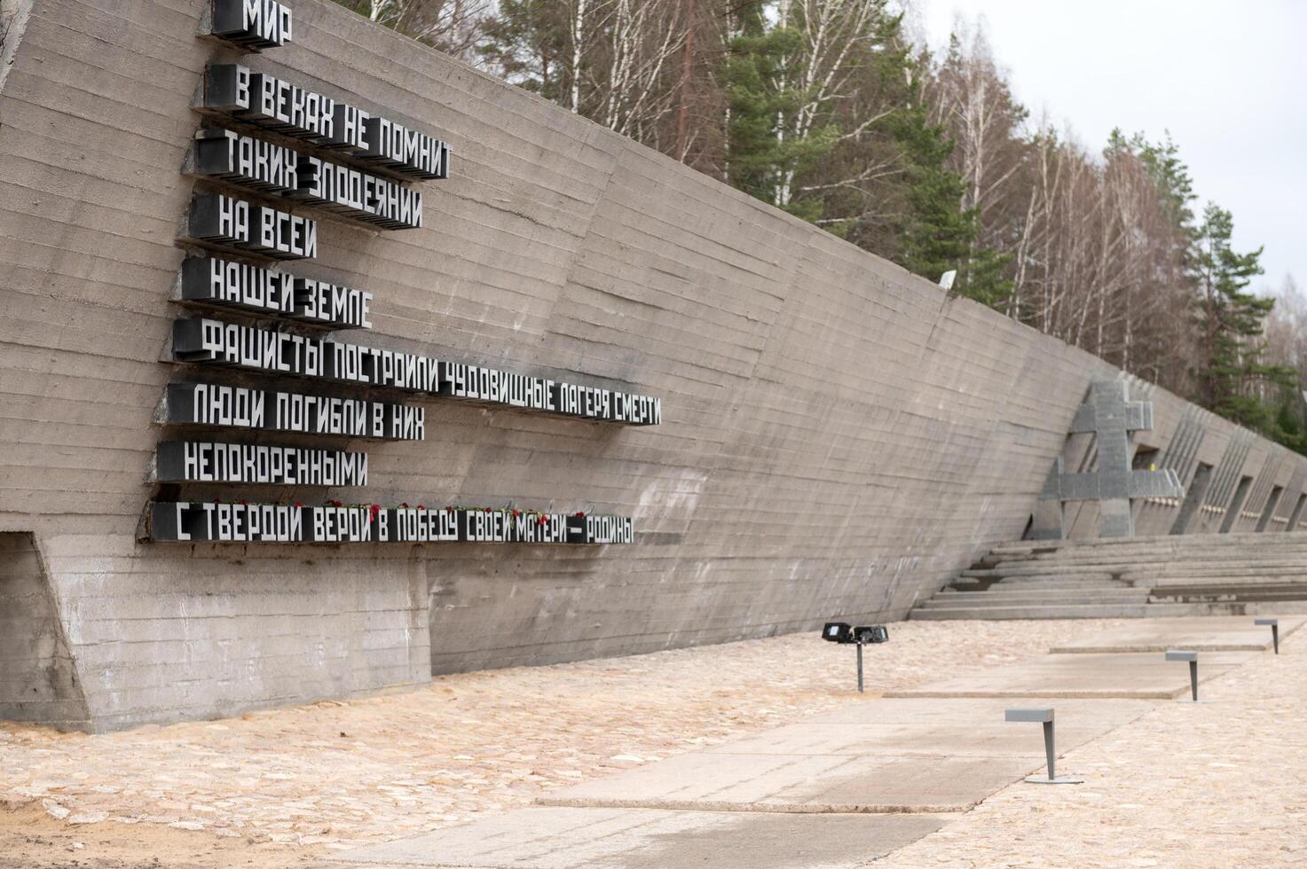 bielorrusia, minsk, marzo 2023. el monumento complejo de el pueblo de khatyn. masa tumba foto