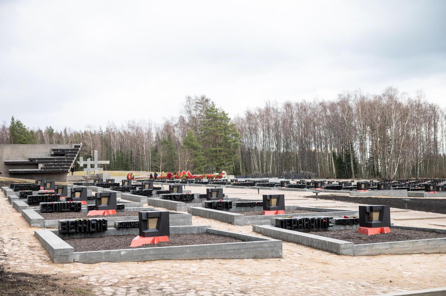 bielorrusia, minsk, marzo 2023. monumento complejo de khatyn aldea. pueblos cementerio foto