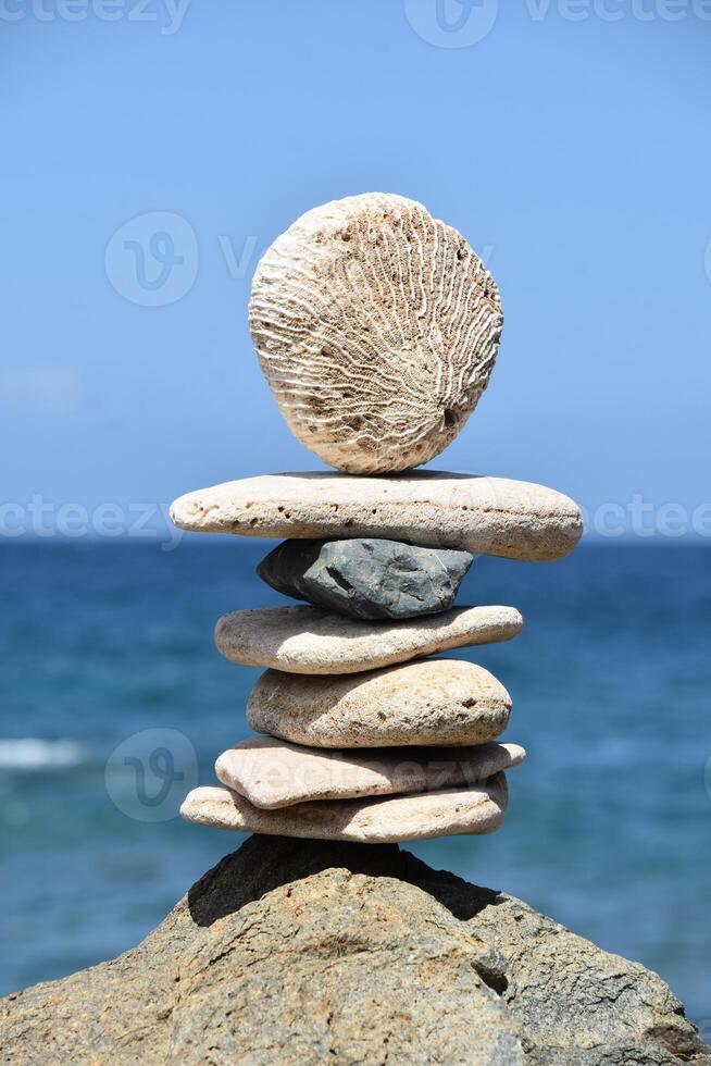 pacífico apilar de equilibrio piedras en un meditativo pila foto