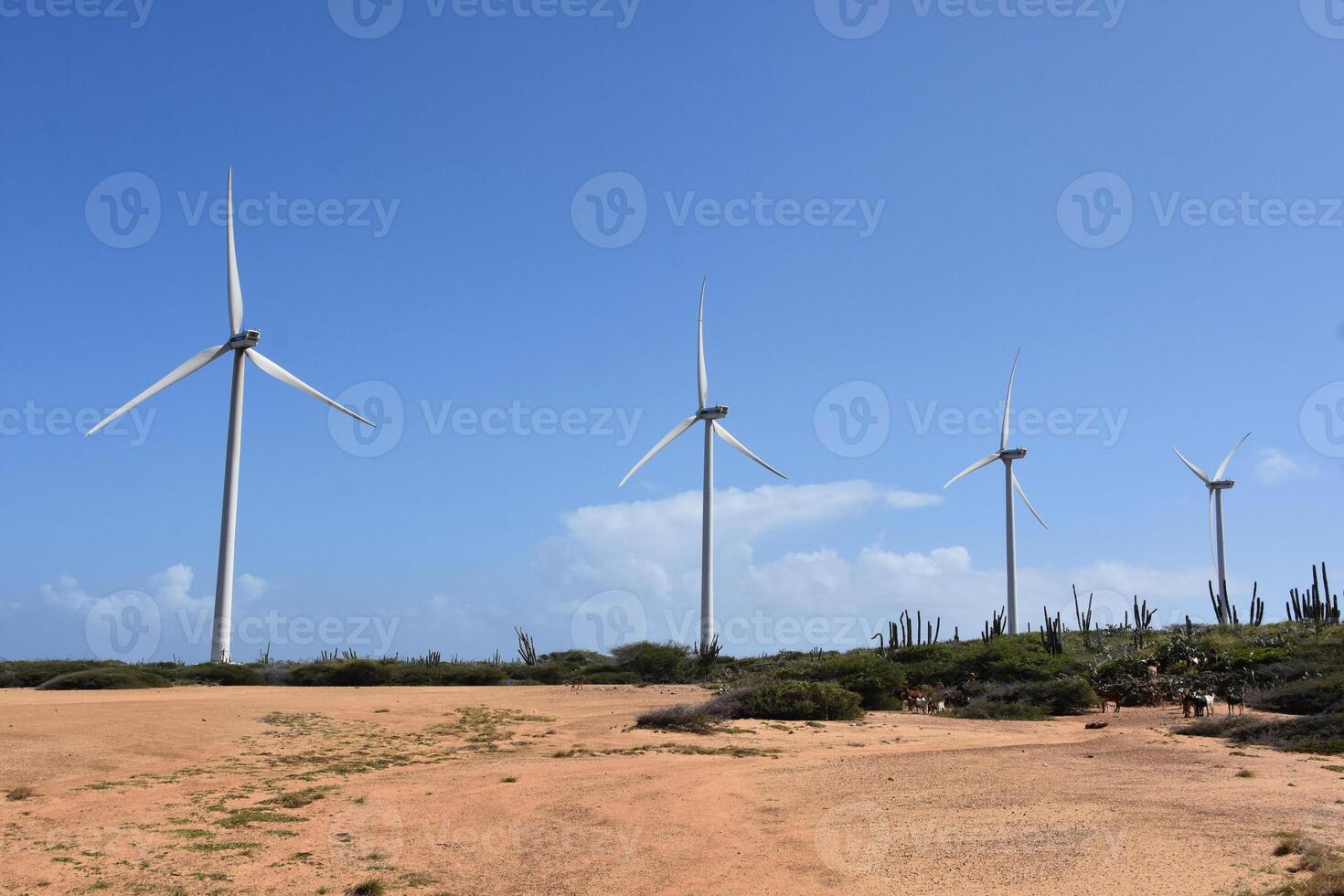 Granja eólica con un serie de grande molinos de viento foto