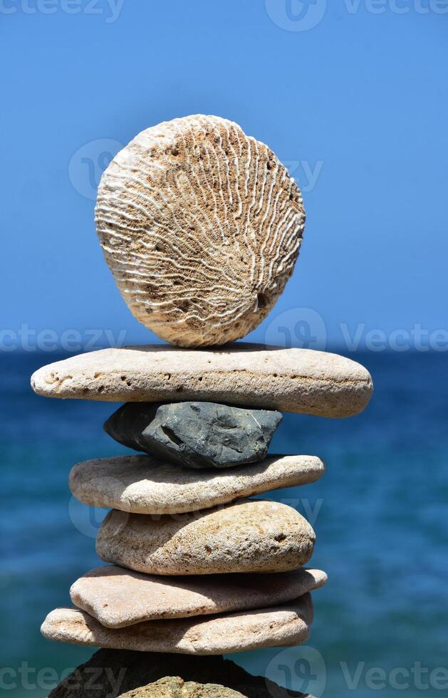 apilar de equilibrio piedras en naturaleza foto