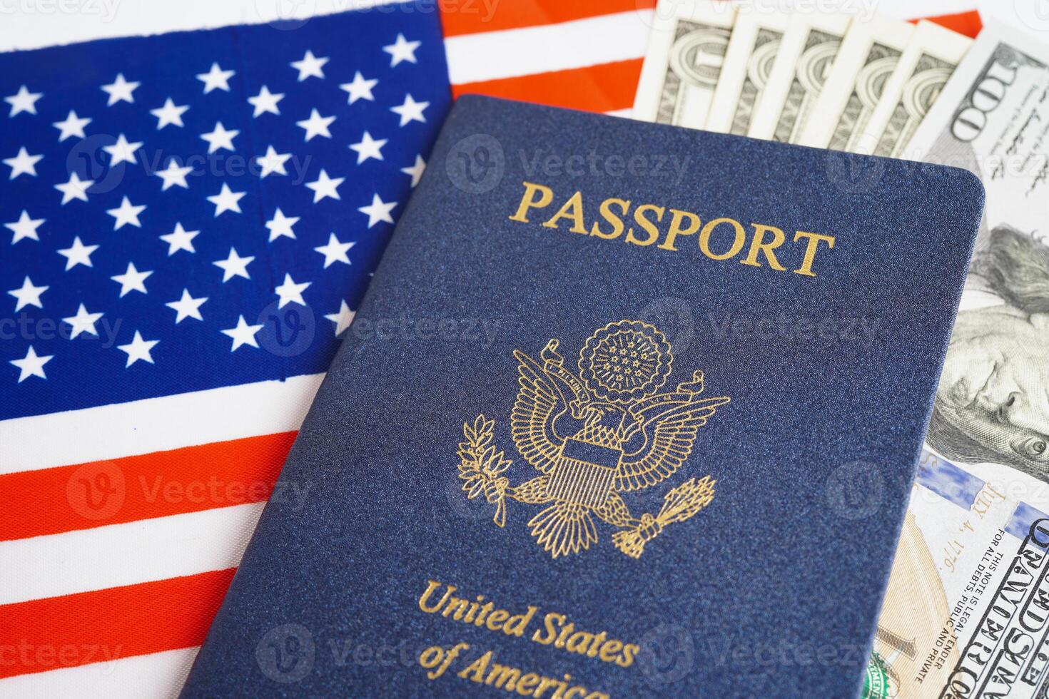 nosotros pasaporte con Estados Unidos dólar dinero, americano ciudadano en unido estados de America. foto