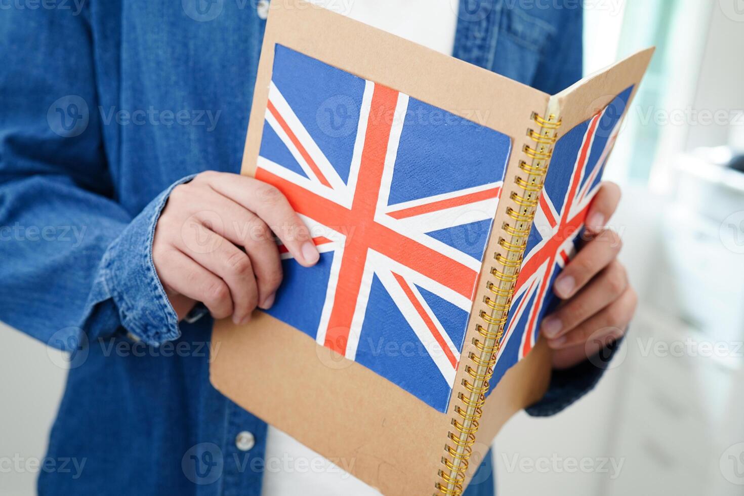 aprendizaje inglés, asiático Adolescente estudiante participación libro con bandera para idioma programa educación. foto