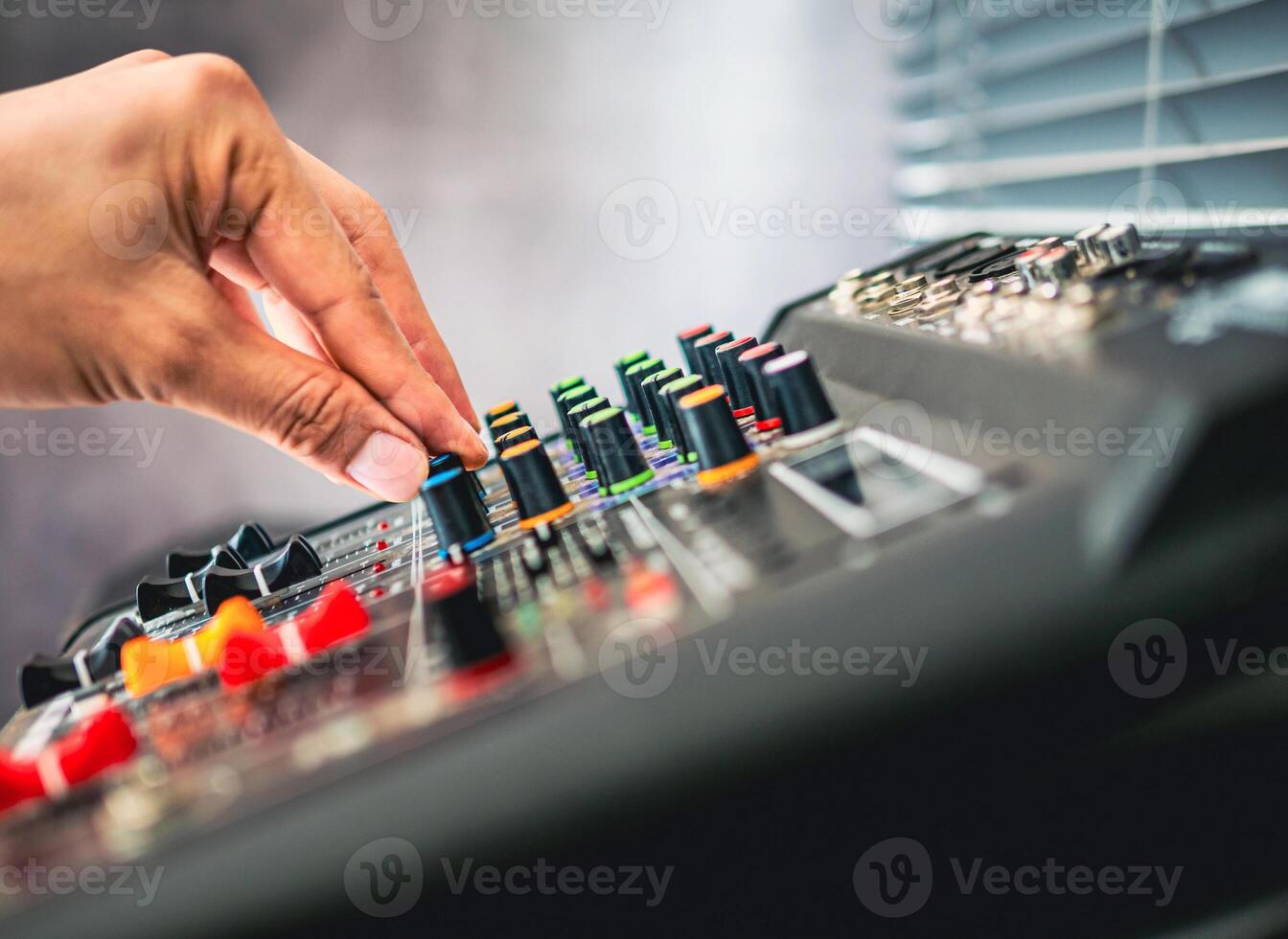 de cerca de sonido ingeniero manos ajustando controlar sonido mezclador en grabación, radiodifusión estudio, sonido mezclador. profesional audio mezcla consola, botones, faders y deslizadores sonido controlar. foto