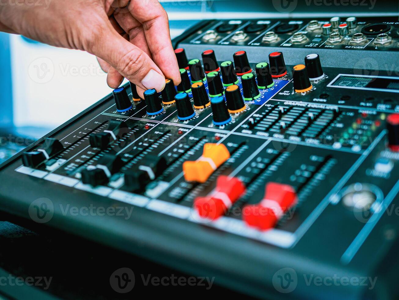 de cerca de sonido ingeniero manos ajustando controlar sonido mezclador en grabación, radiodifusión estudio, sonido mezclador. profesional audio mezcla consola, botones, faders y deslizadores sonido controlar. foto