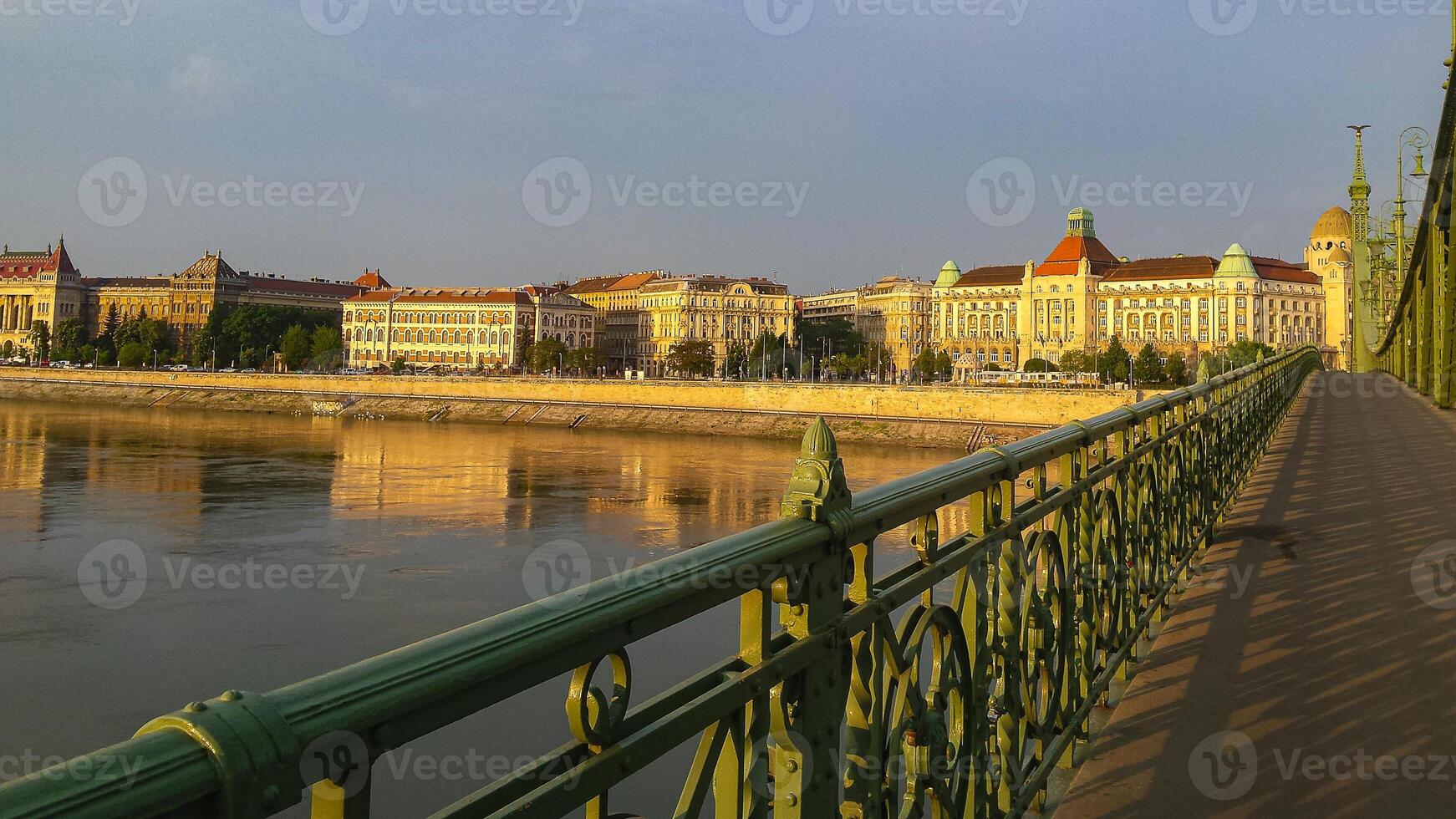 Budapest Hungría el puente conecta buda y parásito a través de el río Danubio foto