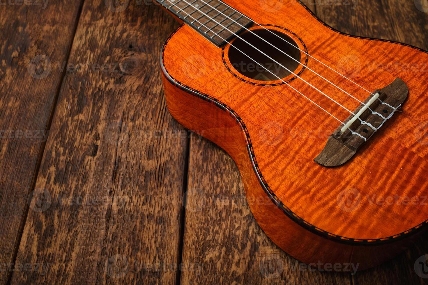 ukelele hawaiano guitarra en de madera fondo cerca arriba foto