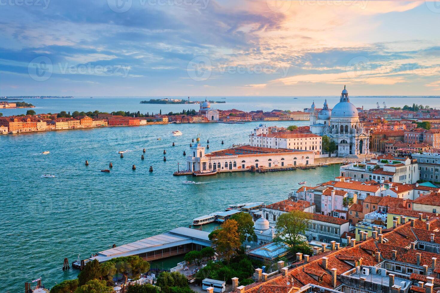 ver de Venecia laguna y Papa Noel maria della saludo iglesia. Venecia, Italia foto