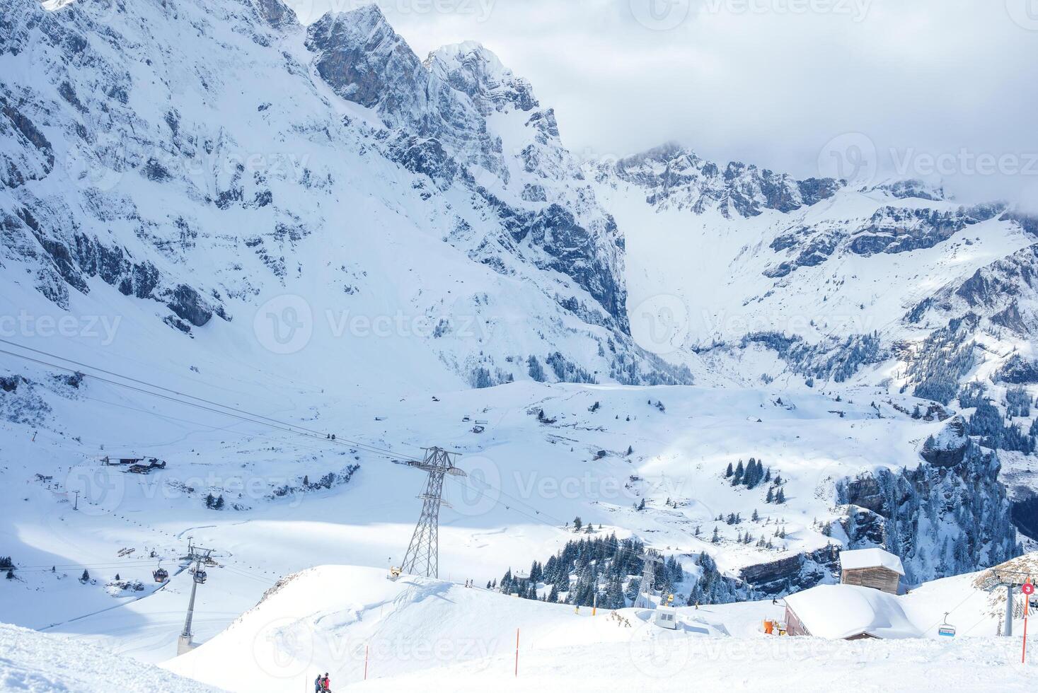 activo esquí recurso en engelberg, Suiza con majestuoso alpino ver foto