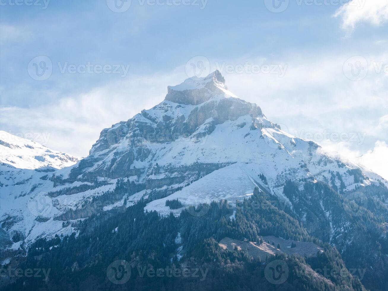 invierno amanecer a el Engelberg esquí complejo, encima el suizo Alpes picos foto