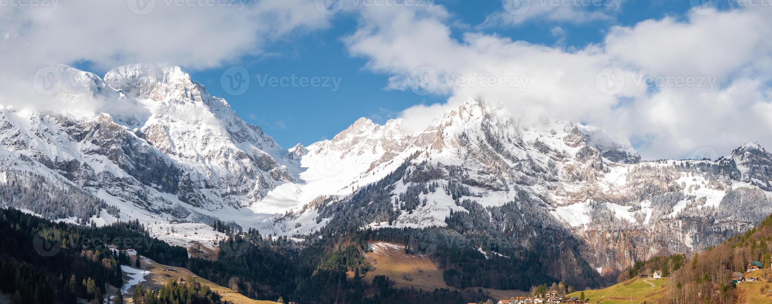 Engelberg suizo recurso panorama con nevado montañas y Valle foto