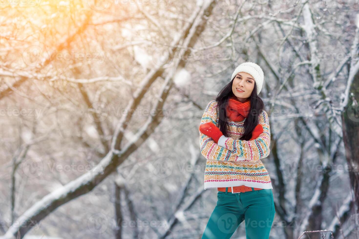 invierno joven mujer retrato. belleza alegre modelo niña riendo y teniendo divertido en invierno parque. hermosa joven mujer al aire libre. disfrutando naturaleza, invierno foto