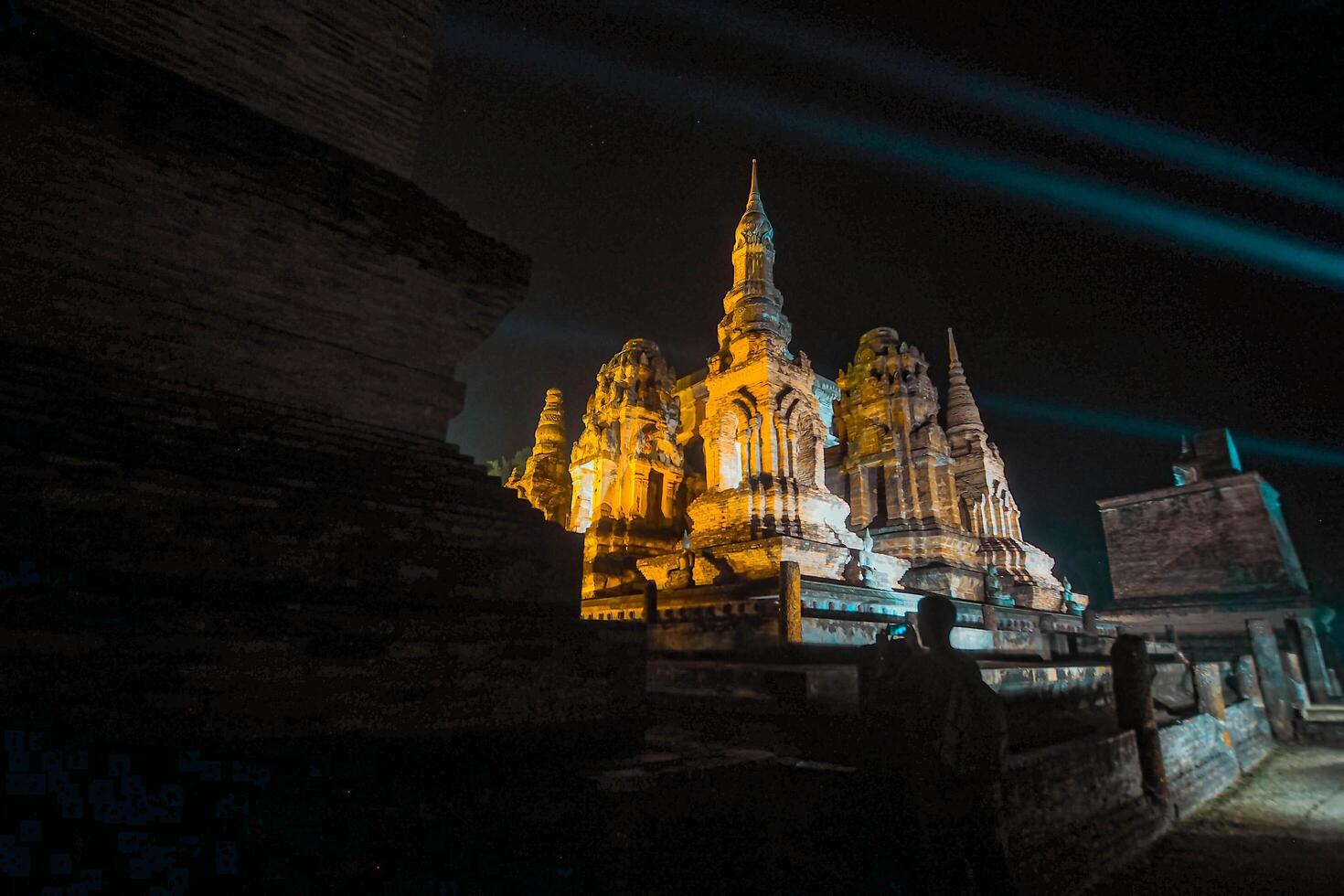 paisaje histórico parque en Tailandia a noche. el antiguo templo ese regalos humanos es situado en de tailandia histórico ciudad. mundo herencia. foto
