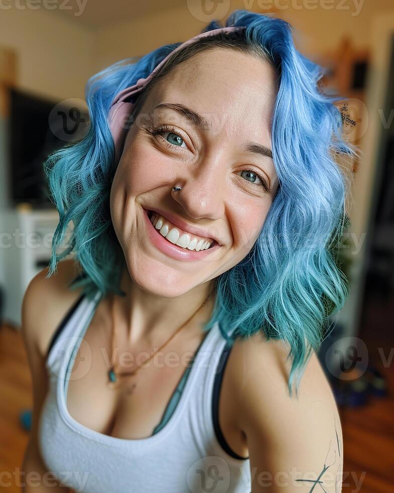 ai generado un mujer con azul y verde pelo sonriente felizmente foto