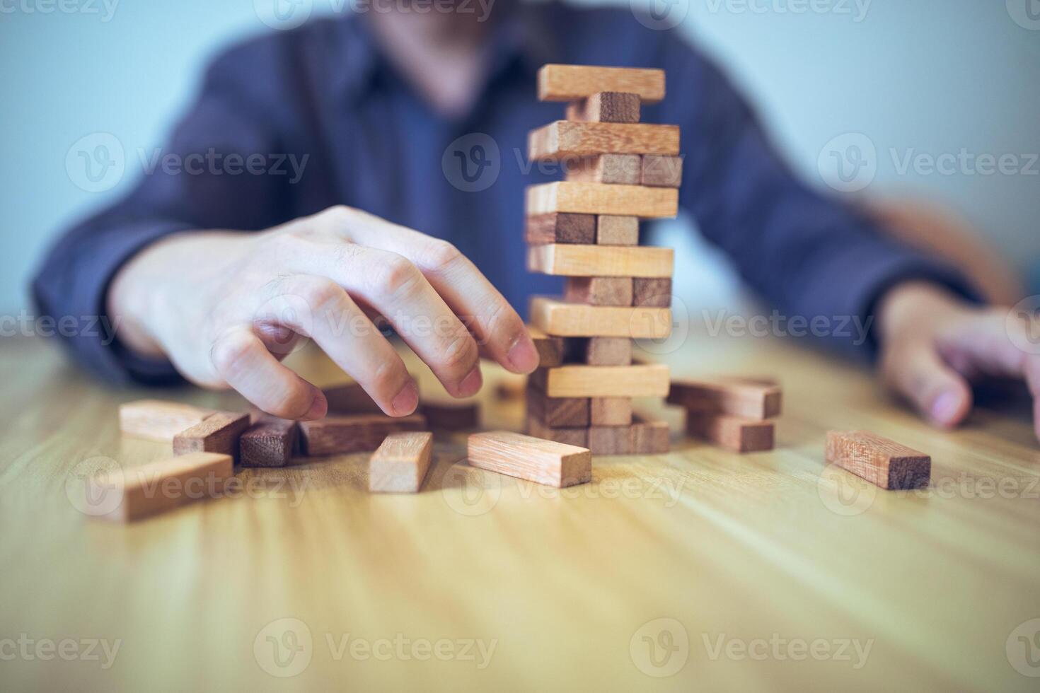 negocio estrategia concepto con manos jugando un de madera bloquear torre juego, simbolizando riesgo y estabilidad. planificación riesgo administración foto