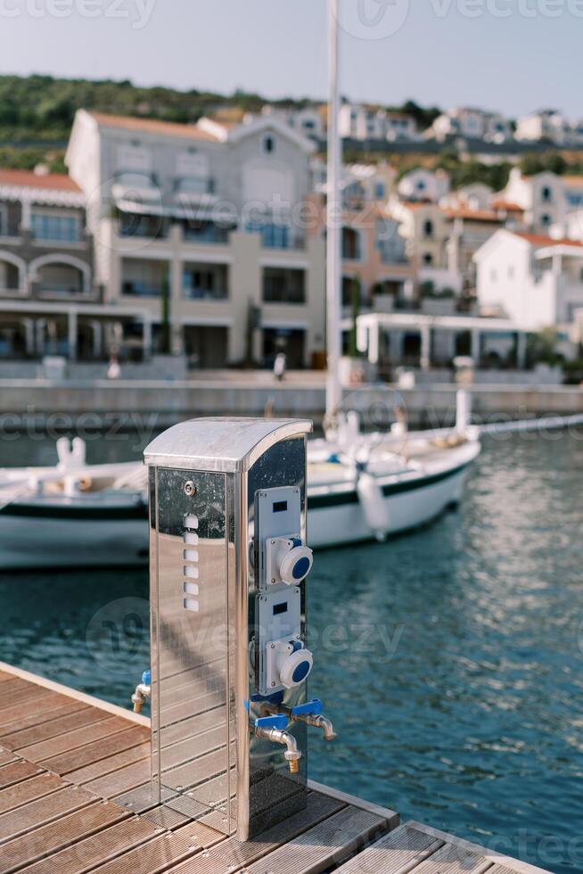 eléctrico cargando estación en el muelle de un lujo centro de deportes acuáticos foto