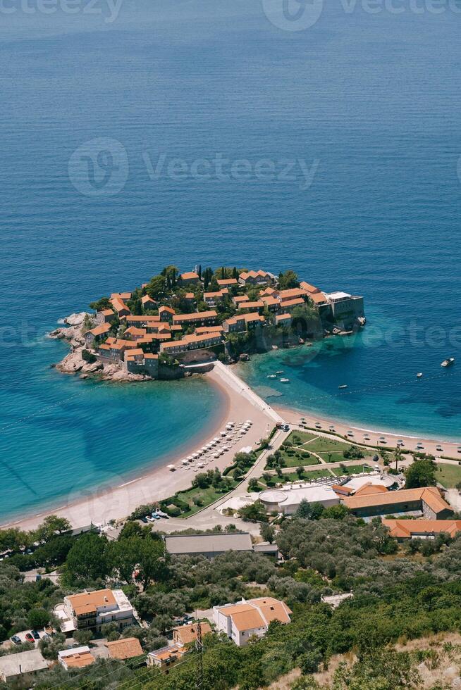 ver desde el montaña a el playa en el istmo de el isla de sveti Esteban. montenegro foto