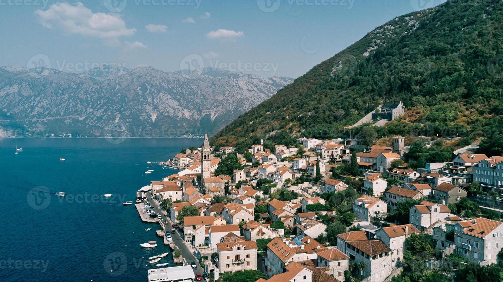 barcos son amarrado a el muelles de el costa de peras. montenegro zumbido foto