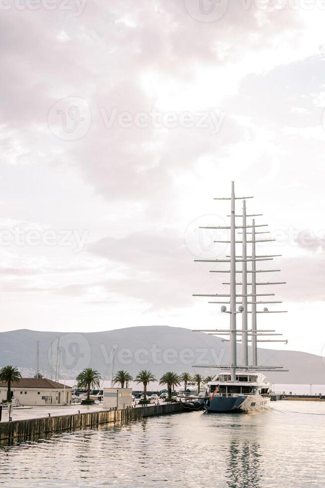 grande yate con bajado paño es amarrado a el costa foto