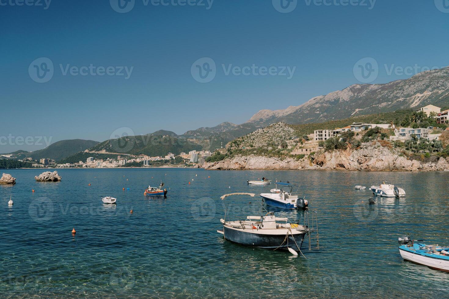 pequeño pescar barcos son amarrado en el mar apagado el costa. przno, montenegro foto