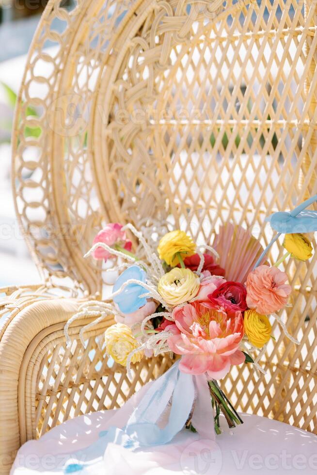 vistoso Boda ramo de flores de flores soportes en un mimbre silla foto