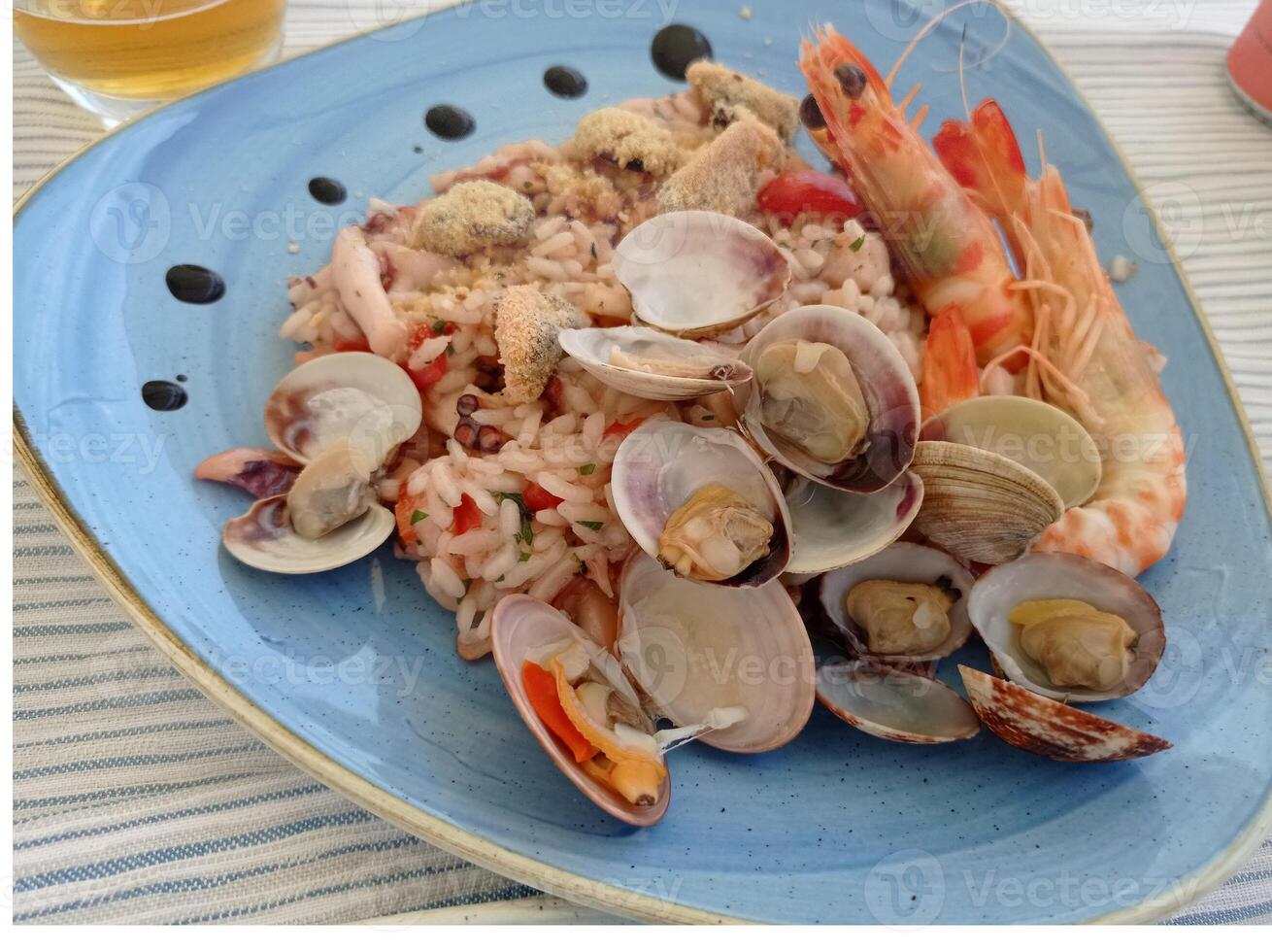 gamba risotto plato servido con Venus almejas, procida, Golfo de Nápoles, Italia foto