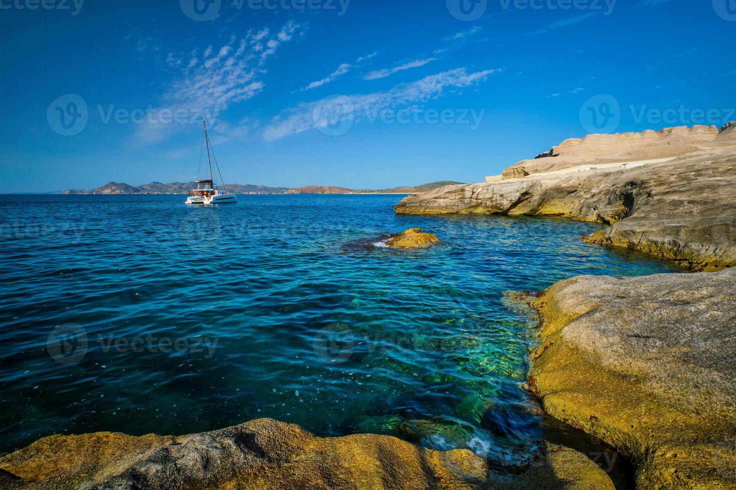 yate barco a Sarakiniko playa en Egeo mar, milos isla , Grecia foto