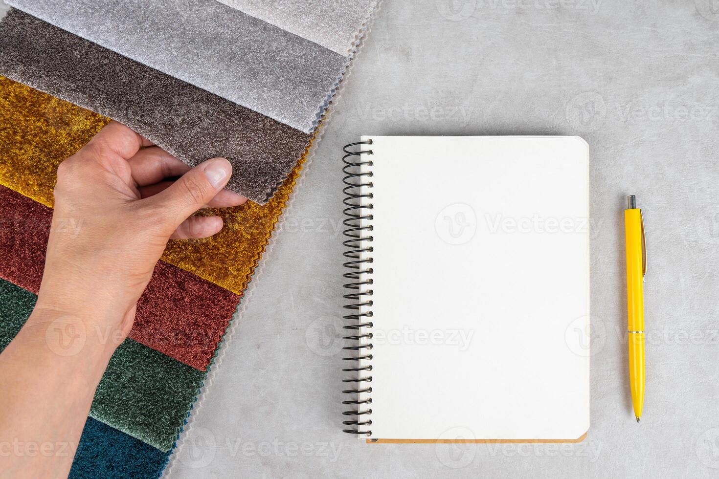 multi de colores conjunto de tapicería tela muestras para selección, bloc y bolígrafo en mesa foto