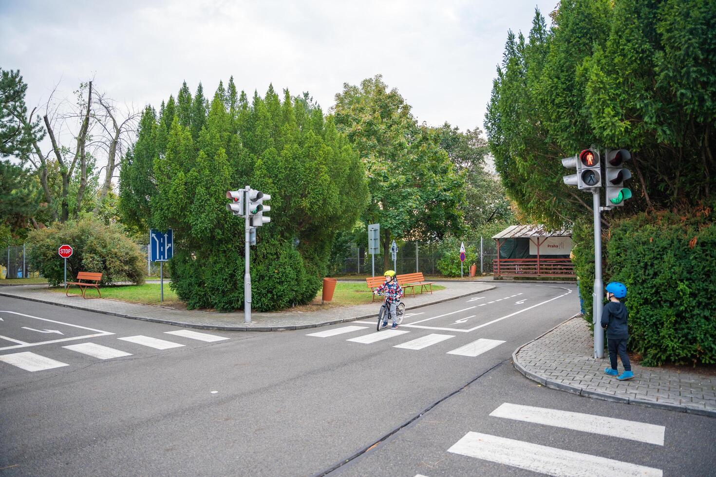 praga, checo república - octubre 10, 2023. niños paseo público bicicletas en uno de tráfico patio de recreo en praga, checo república, Europa. alto calidad foto